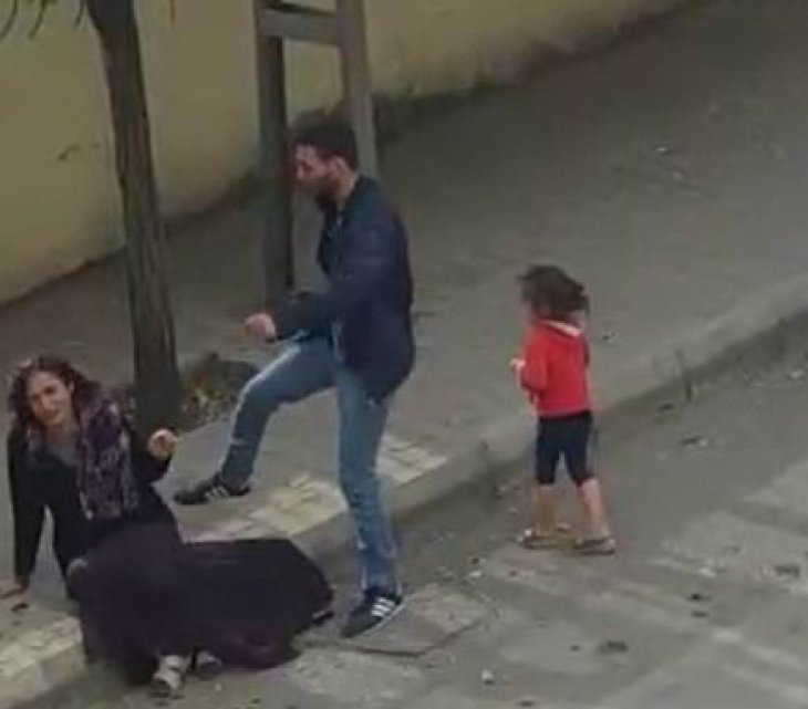 Dehşete düşüren görüntü! Bir kadın, sokak ortasında, çocuğun yanında tekme tokat dövüldü