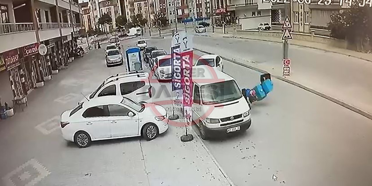 Konya’da otomobil kurye motosikletiyle çarpıştı! Kaza anı kamerada