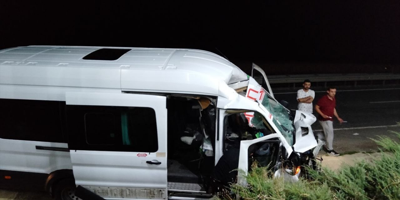 Beton mikseri ile işçi servisi çarpıştı: 13 yaralı