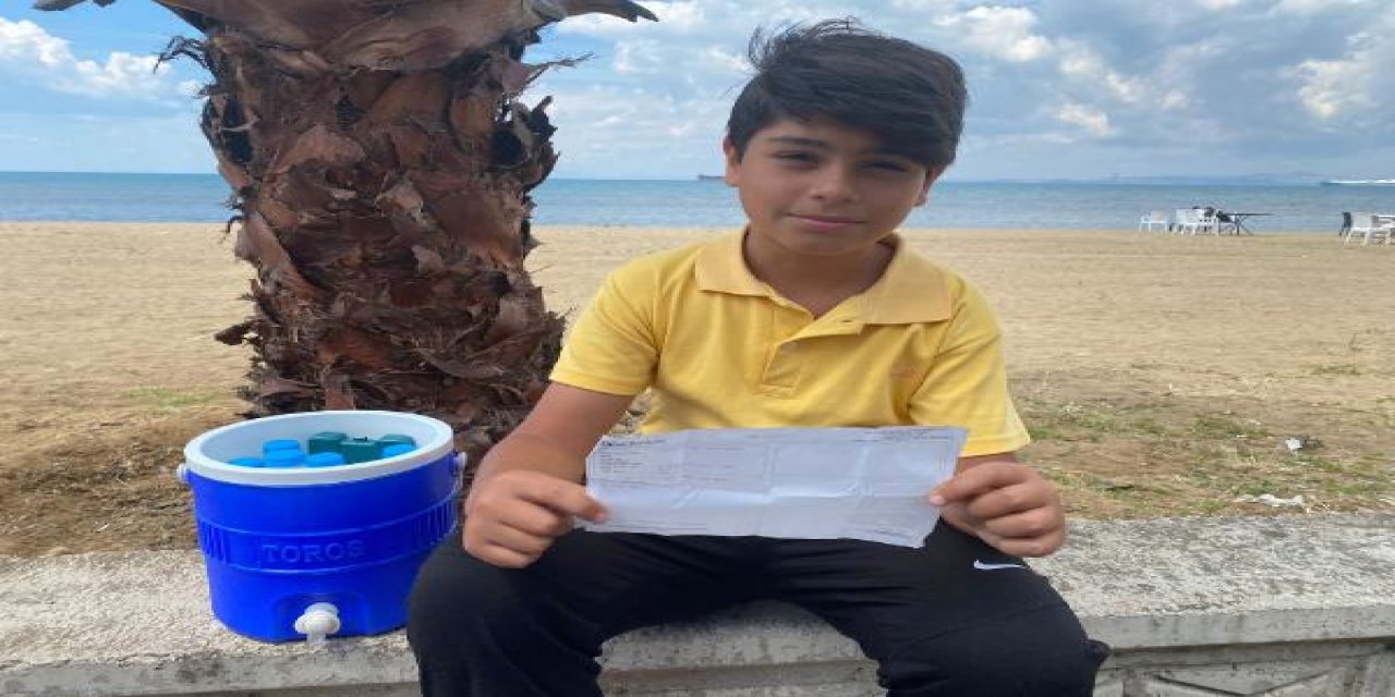 Elinde dekontla su ve limonata satıyor, görenler alnından öpüyor