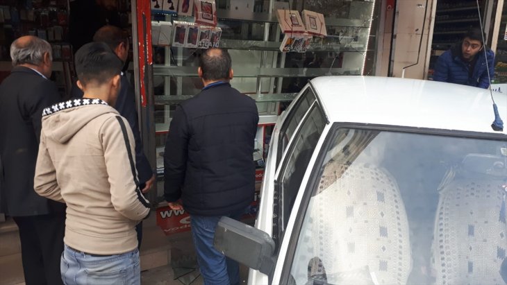 Freni boşalan otomobil iş yerine girdi