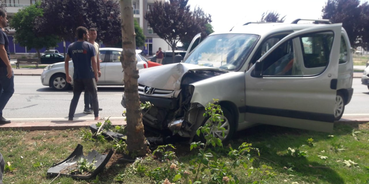 Konya’da kontrolden çıkan hafif ticari araç refüjdeki ağaca çarparak durabildi