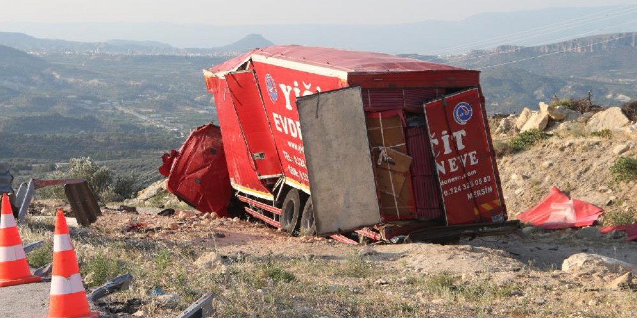 Nakliye kamyonu şarampole devrildi: 4 ölü