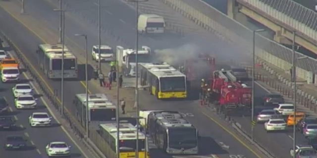 Haliç Köprüsü üzerinde seyir halindeki metrobüs yandı