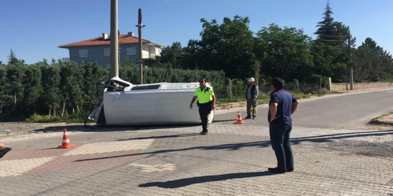 Konya’da kaza! Beton direğe çarpan minibüs devrildi