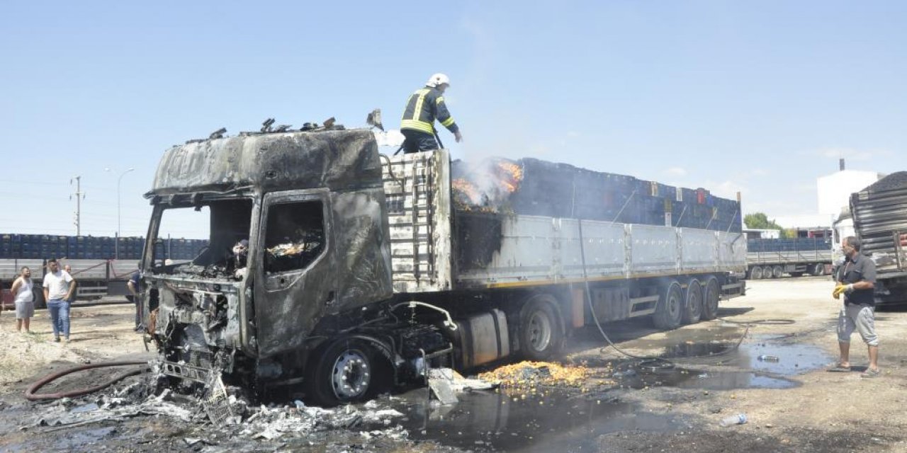 Konya yolunda park halindeki TIR alev aldı, sürücü son anda kurtuldu