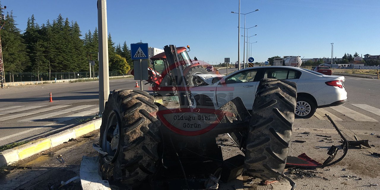 Konya’da otomobille çarpışan traktör ikiye bölündü
