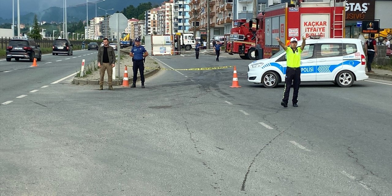 Dinamit yüklü TIR ile kamyonet çarpıştı!