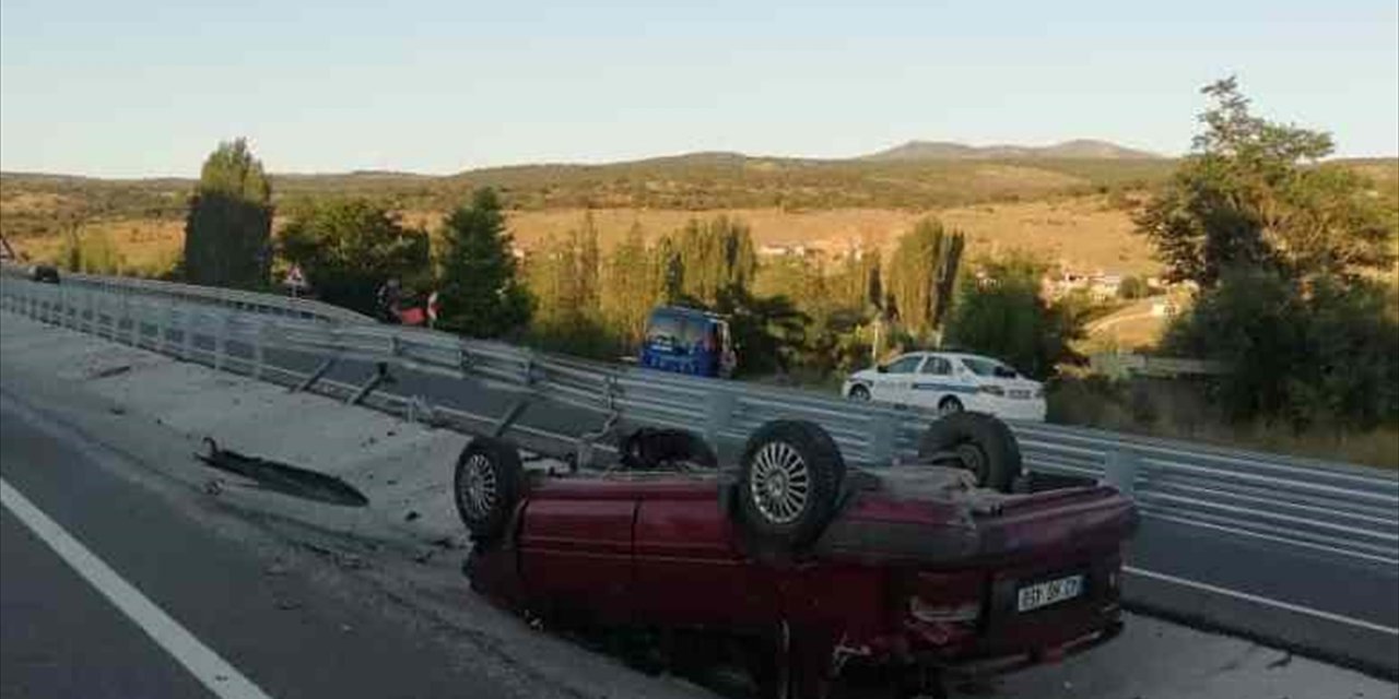 Konya otomobilin devrildiği kazada 3 kişi yaralandı