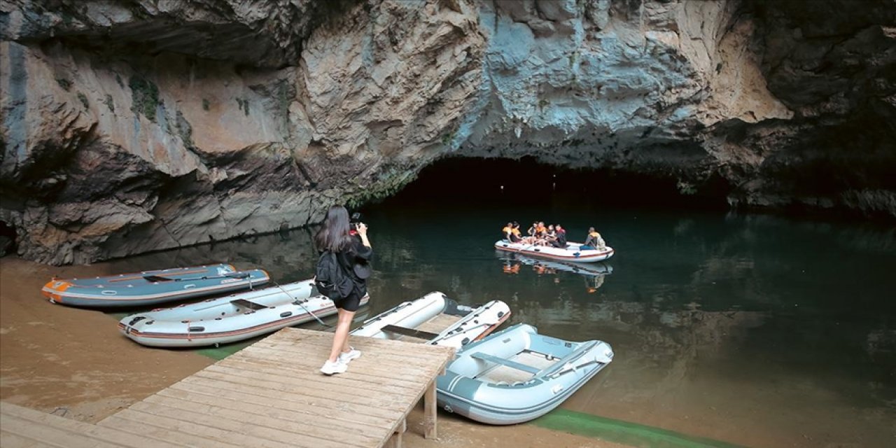 Altınbeşik Mağarası, sarkıt ve göletleriyle doğanın gizemini içinde barındırıyor