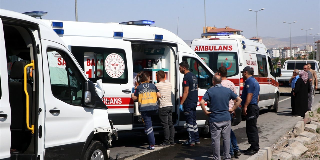 Diyaliz hastalarını taşıyan minibüs ile hafif ticari araç çarpıştı: 8 yaralı