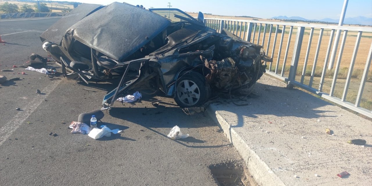 Konya’da köprü bariyerlerine çarpan otomobildeki iki kişi yaralandı
