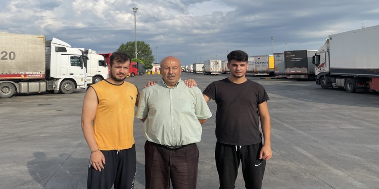 Tır şoförü baba ve iki oğlu, denk geldikleri Kapıkule'de bayramlaştı