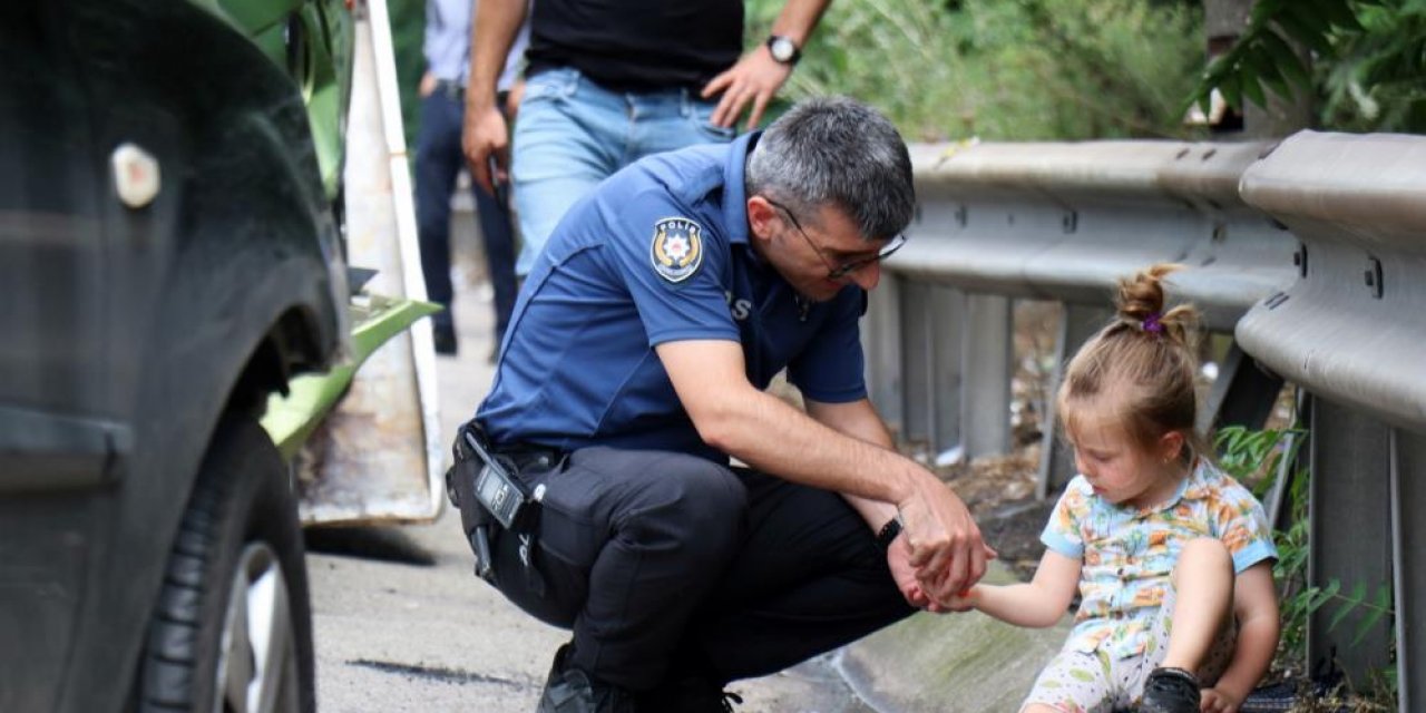 Kazadan yara almadan kurtulan küçük çocuğun oyununa polis eşlik etti