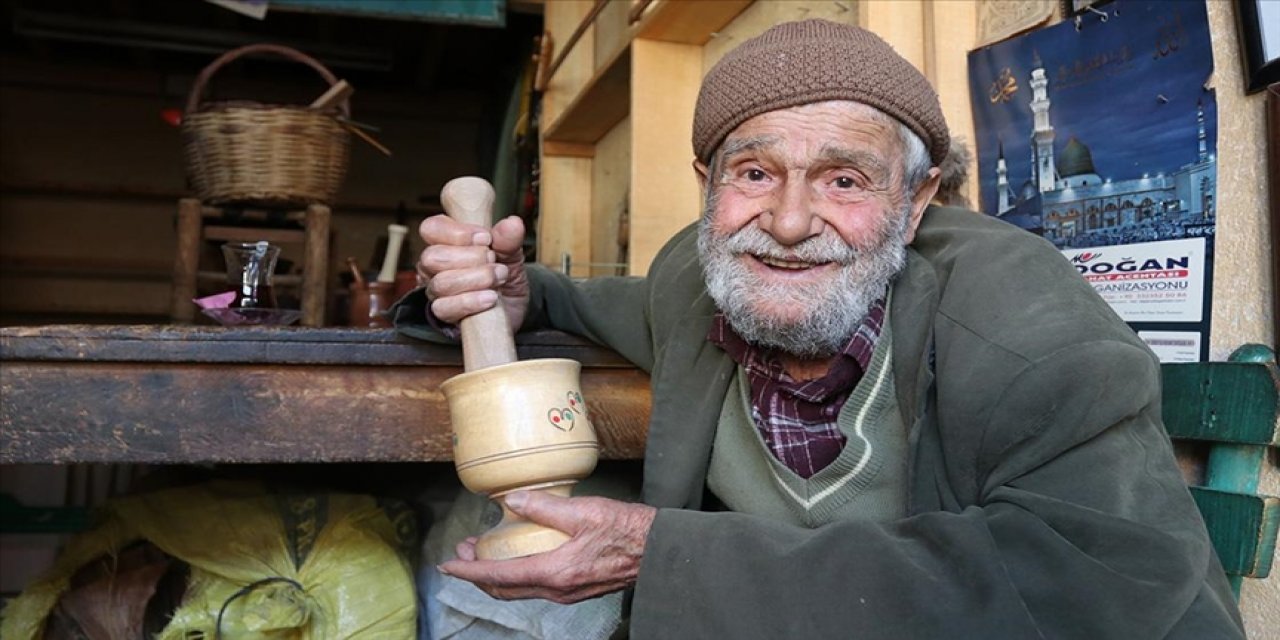 Karaman'ın marangoz dedesi 74 yıldır çalışıyor