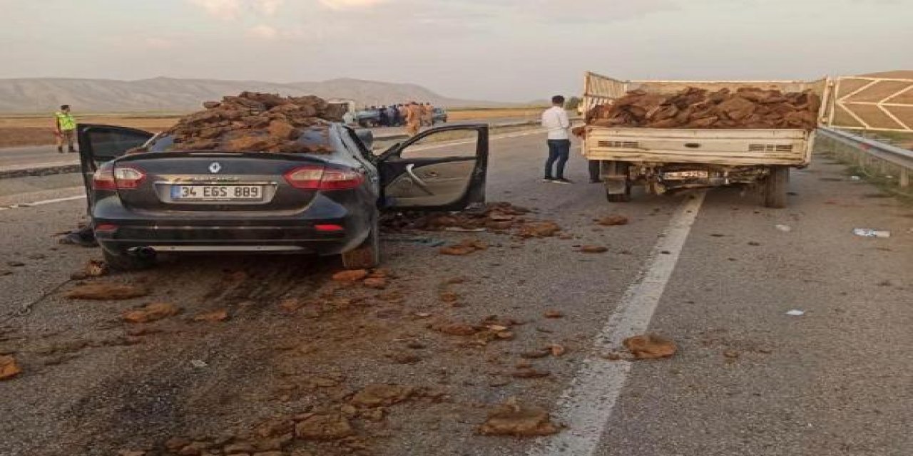 Tezek yüklü kamyonet ile otomobil çarpıştı: 1 ölü, 9 yaralı