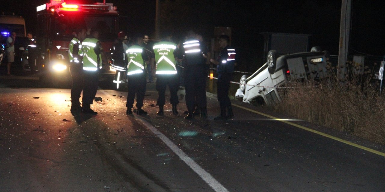 Ticari araç ile otomobil çarpıştı: 1 ölü, 1 yaralı