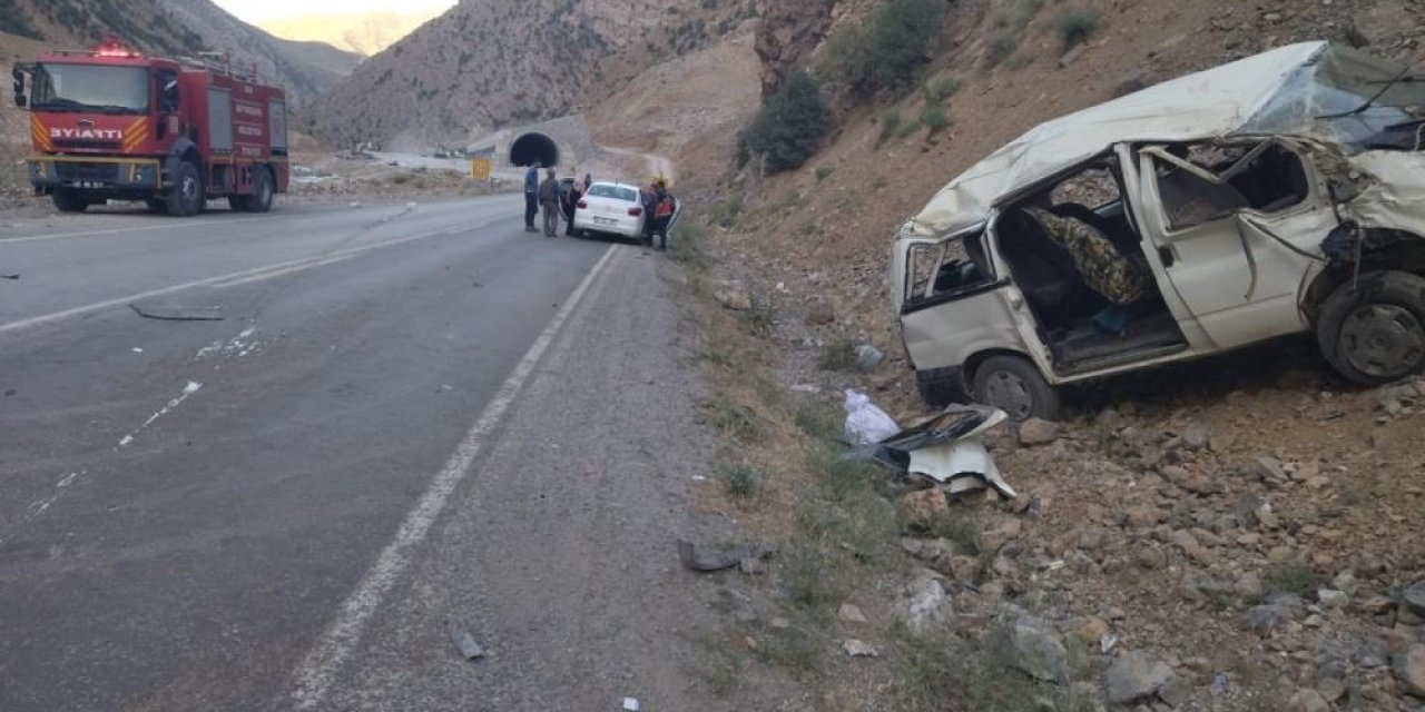 Takla atan minibüsteki 2 kişi öldü, 8 kişi yaralandı