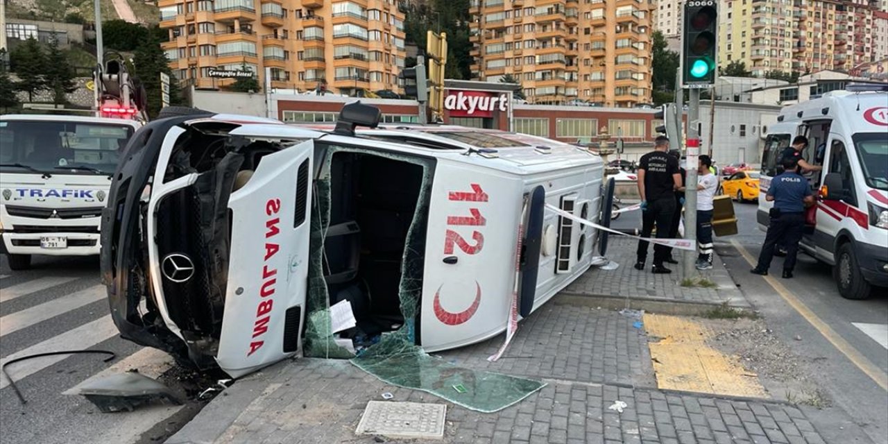 Yabancı plakalı otomobilin çarptığı ambulans devrildi: 3 yaralı