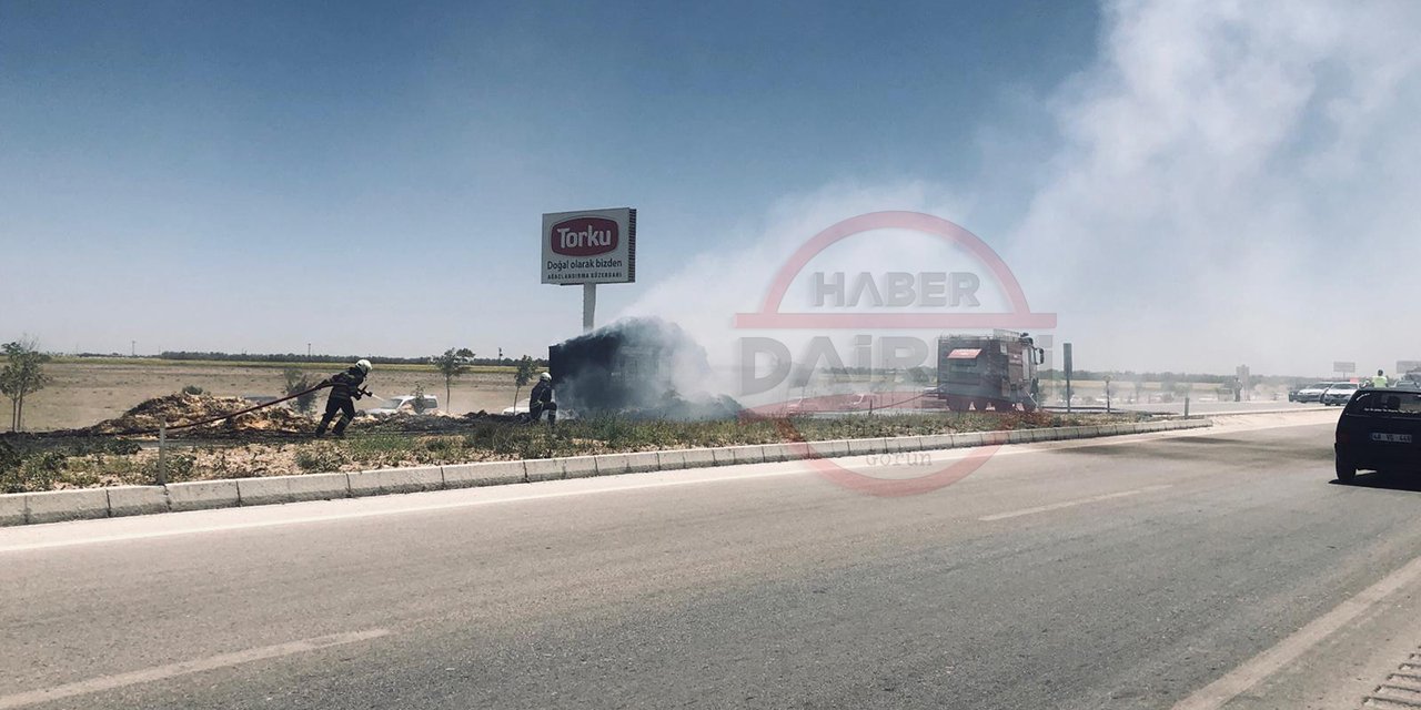 Son dakika: Konya’da kara yolunu kapatan yangın! Uzun araç kuyruğu oluştu