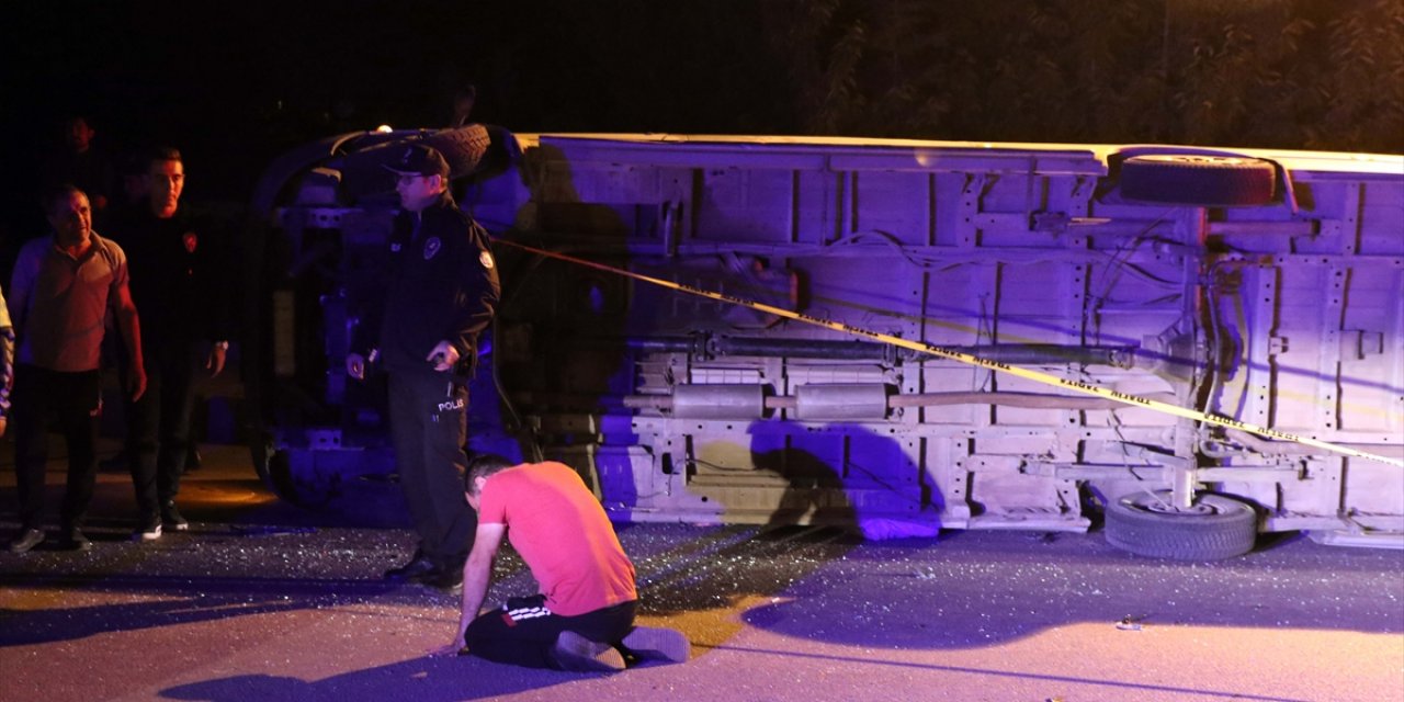 Tarım işçilerini taşıyan minibüs devrildi: 1 ölü, 14 yaralı