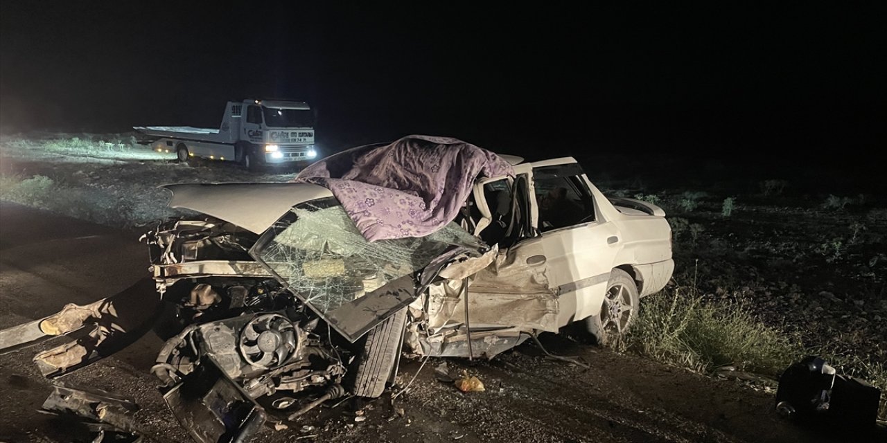 Kamyonet ile otomobil kafa kafaya çarpıştı: 1 kişi öldü, 6 kişi yaralandı