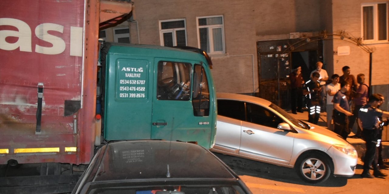 Freni boşalan kamyon park halindeki 9 araca vurarak durabildi