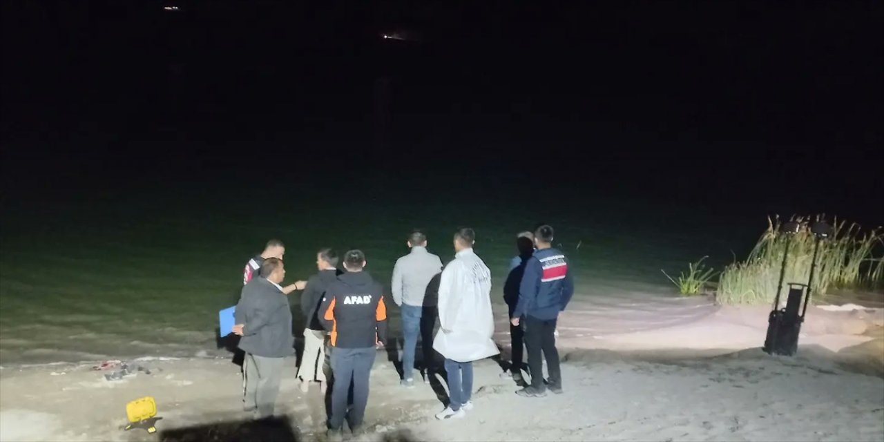 Boğulma tehlikesi geçiren kızını kurtaran baba öldü