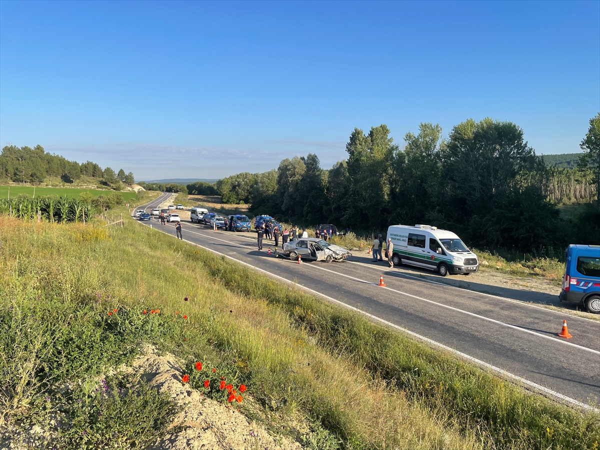 Otomobil ile hafif ticari araç çarpıştı: 1 ölü, 7 yaralı