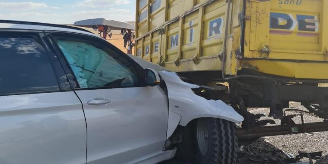Konya’da traktörün römorkuna çarpan cipin sürücüsü yaralandı