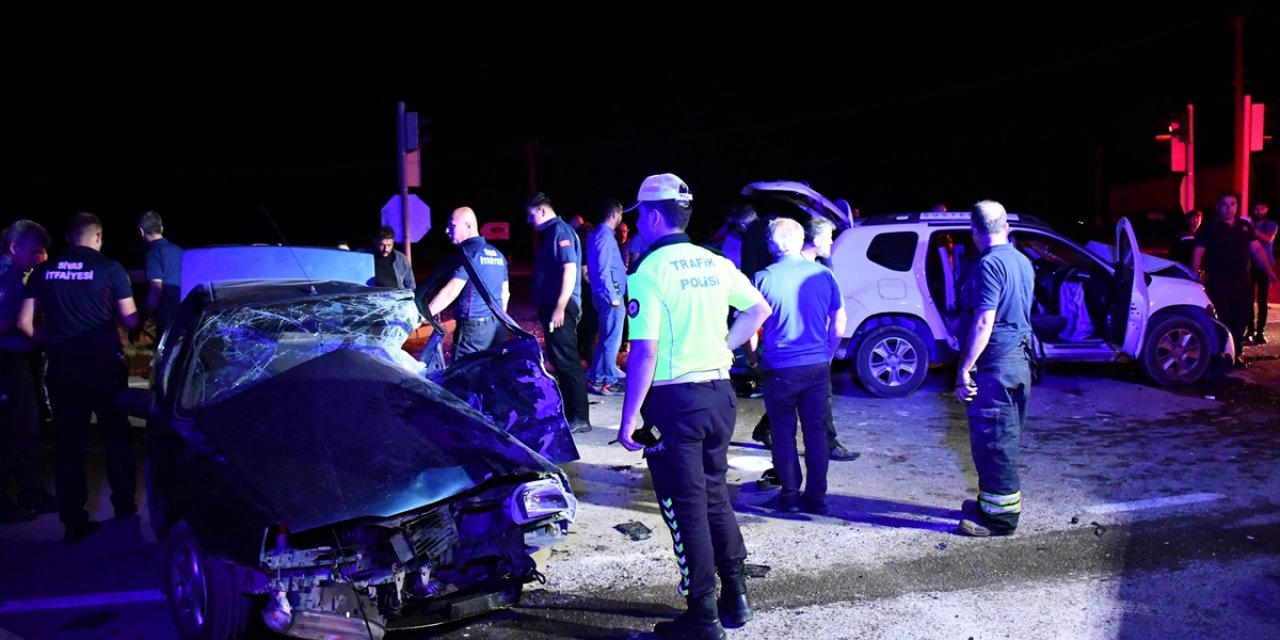 İki aracın karıştığı kazada 1 kişi öldü, 9 kişi yaralandı