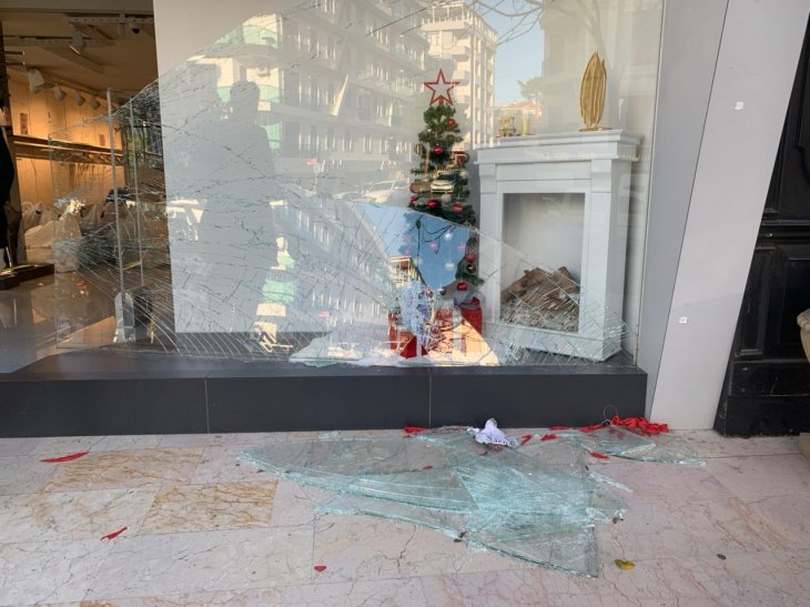'Şahane Cuma' izdihamında mağazanın camları kırıldı: 3 yaralı