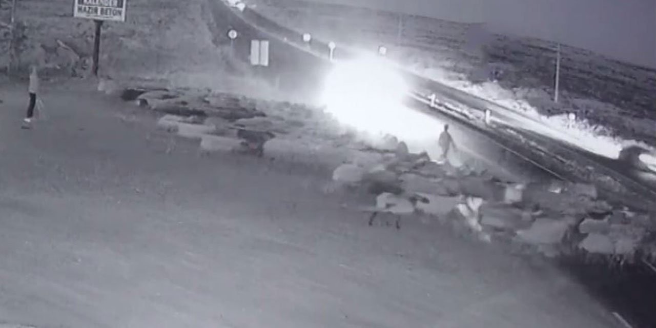 Otomobil koyun sürüsüne daldı, çoban son anda kurtuldu