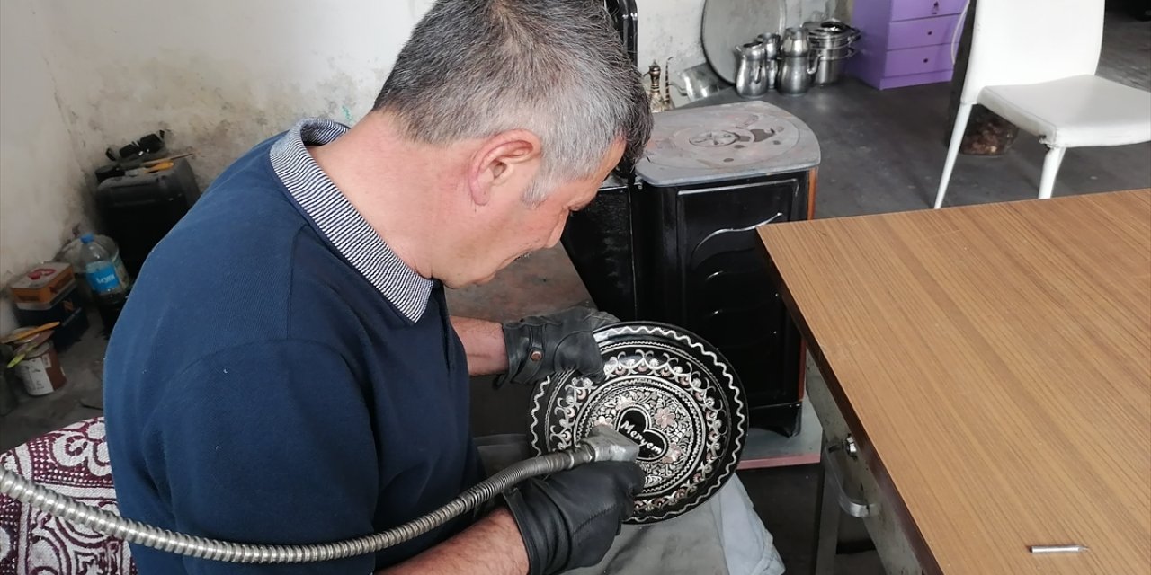 Konya’da Abbas usta, 37 yıldır bakıra şekil veriyor