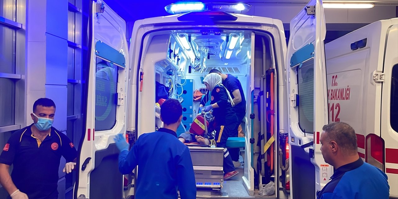 Feci kaza! Otomobil ile kamyonet çarpıştı: 2 ölü, 6 yaralı