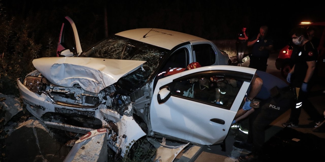 Refüje çarpan otomobildeki 1 kişi öldü, 2 kişi ağır yaralandı