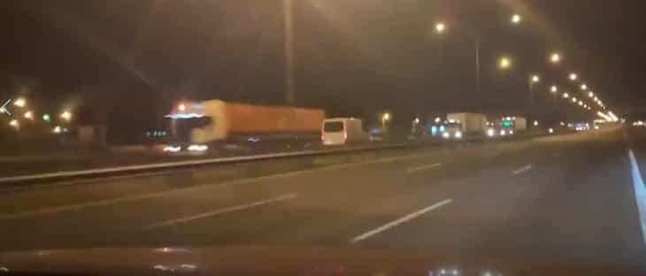 Otobanda ters yöne giren minibüs tır ile kafa kafaya böyle çarpıştı