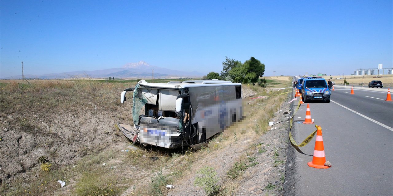 Yolcu otobüsü devrildi! Çok sayıda yaralı var