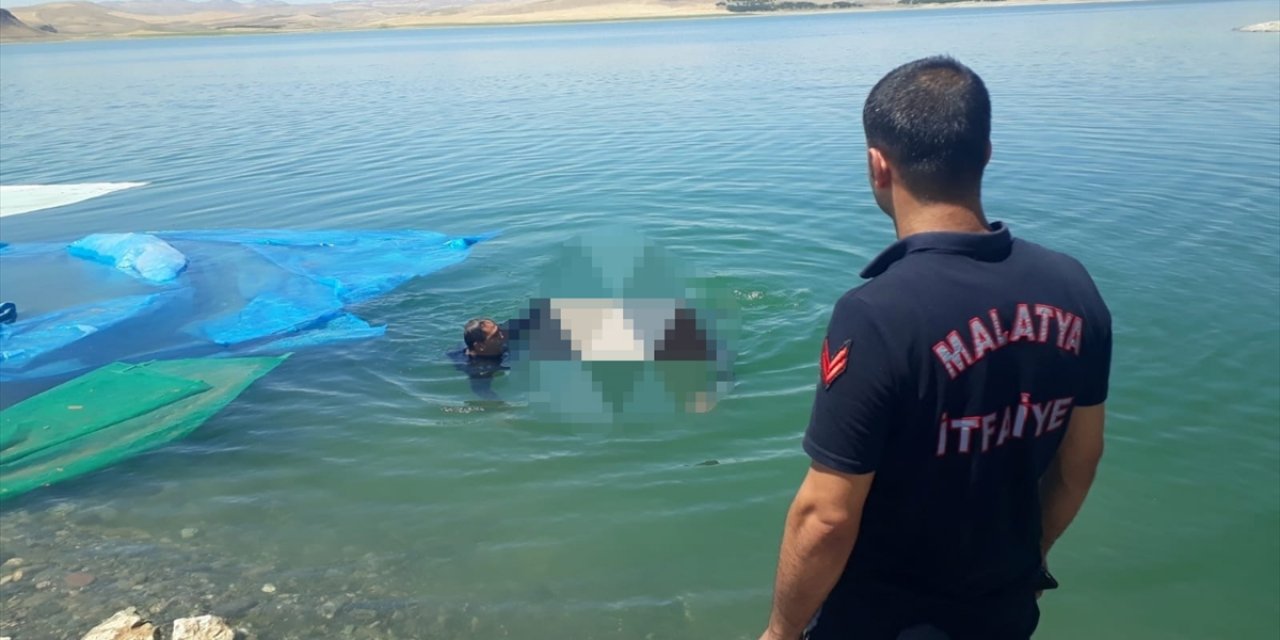 Serinlemek için baraj gölüne giren iki genç boğuldu