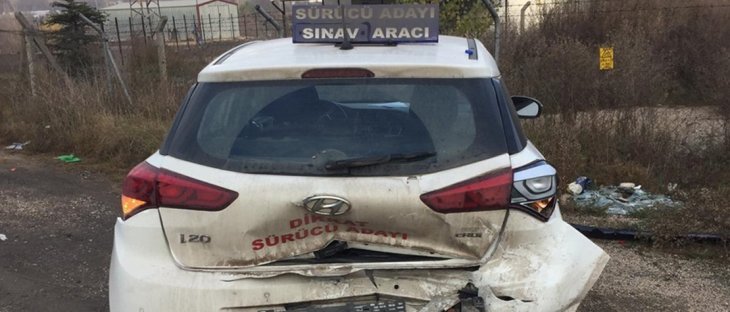 Sürücü adayının kullandığı otomobil kaza yaptı: 2 yaralı