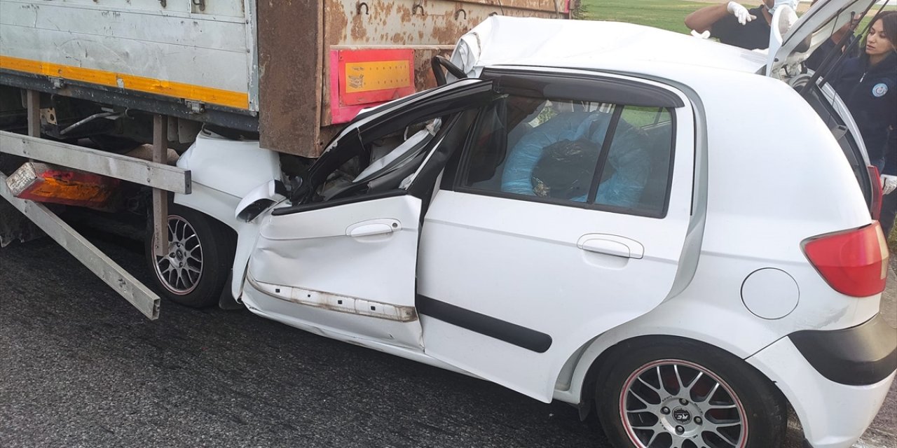 TIR’a arkadan çarpan otomobil hurdaya döndü: 2 ölü, 1 yaralı