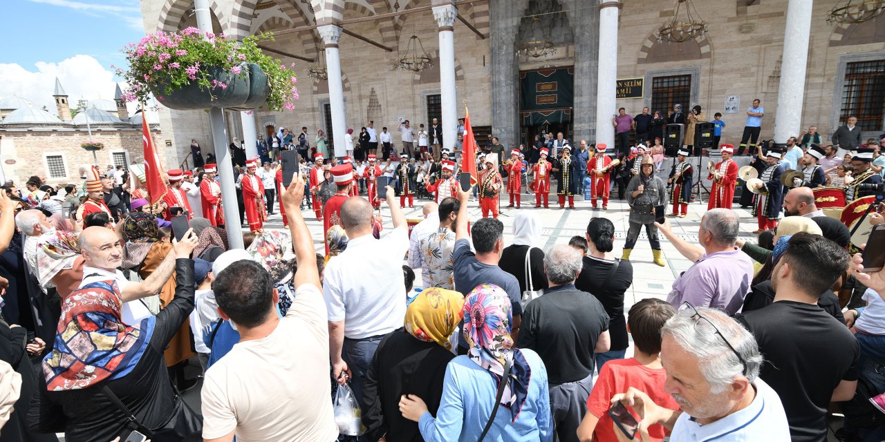 Her hafta vatandaşla buluşuyor, büyük ilgi görüyorlar