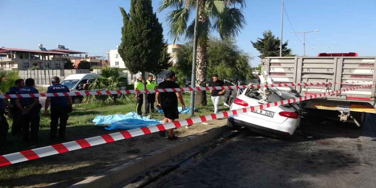 Feci kaza! Konya plakalı tıra otomobil çarptı: 4 ölü