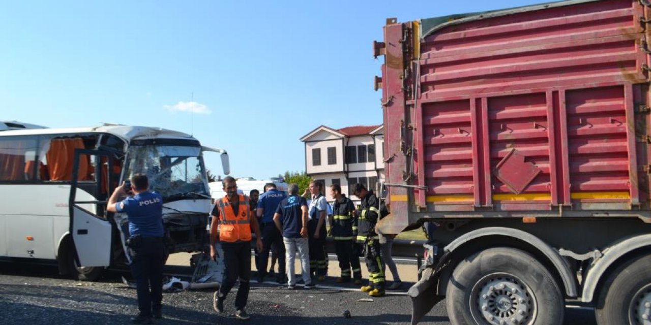 Freni boşalan işçi servisi kırmızı ışıkta bekleyen kamyona çarptı: 13 yaralı