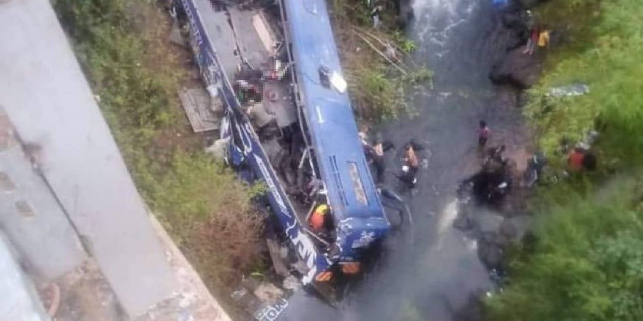 Kenya'da yolcu otobüsü nehre uçtu: 24 ölü