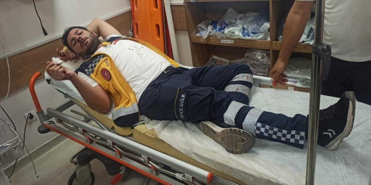 Motosikletle ambulansın önünü kesip şoförü hastanelik etti