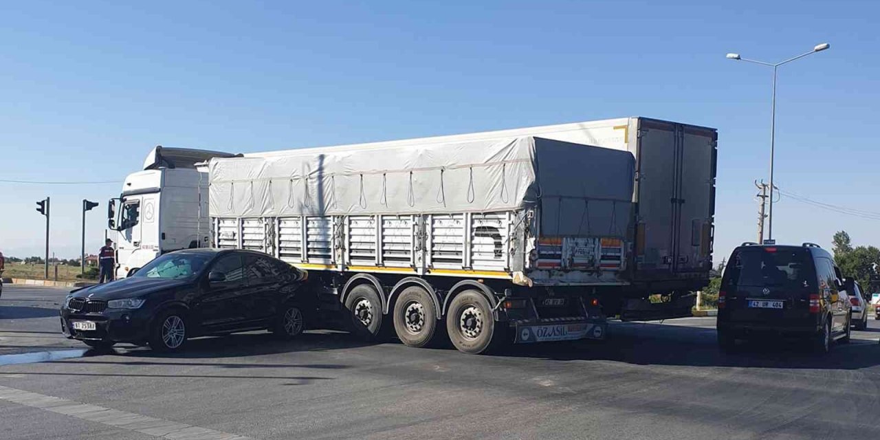 Konya'da TIR, yabancı plakalı otomobille çarpıştı