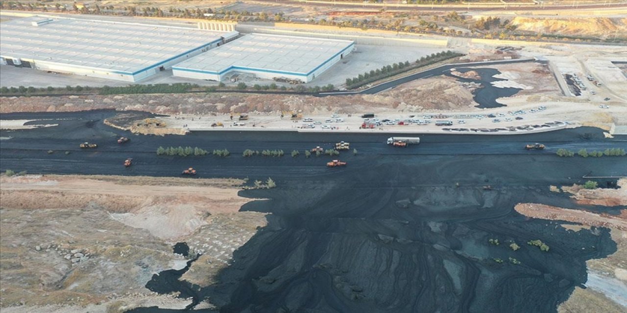 Atık sular nedeniyle kapanan otoyolda temizlik yapılıyor