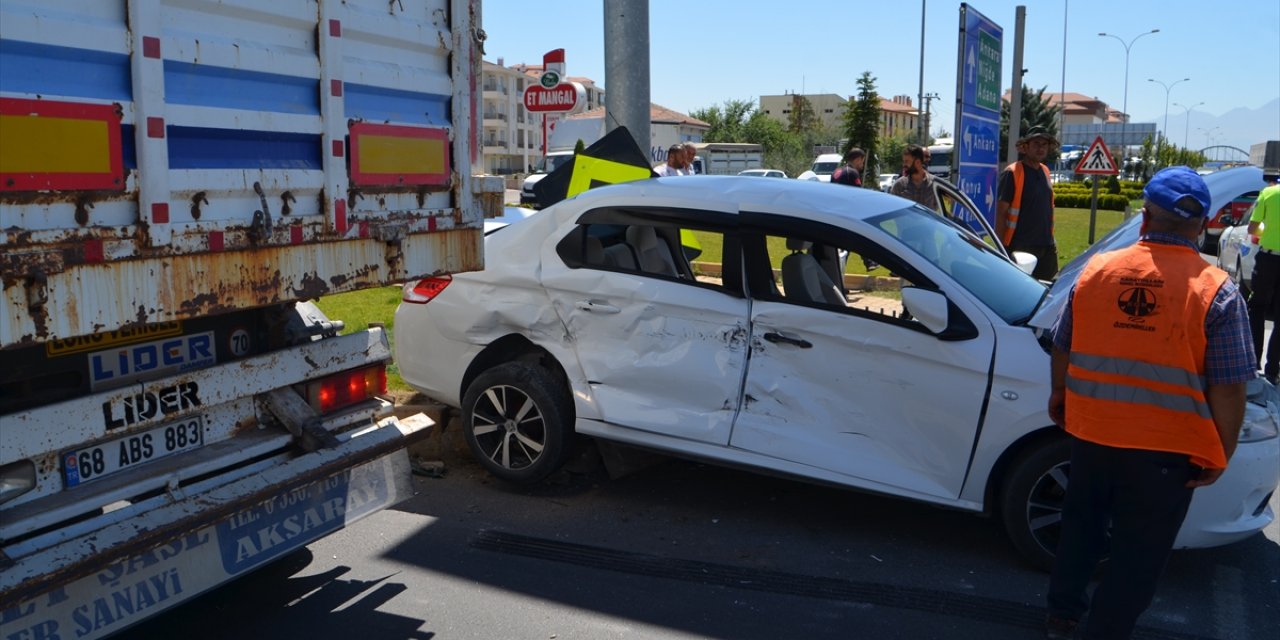 Otomobil ile TIR çarpıştı: 4 yaralı
