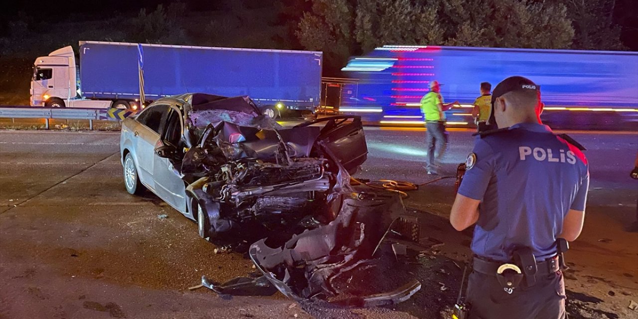TIR’la çarpışan otomobildeki baba ve oğlu öldü